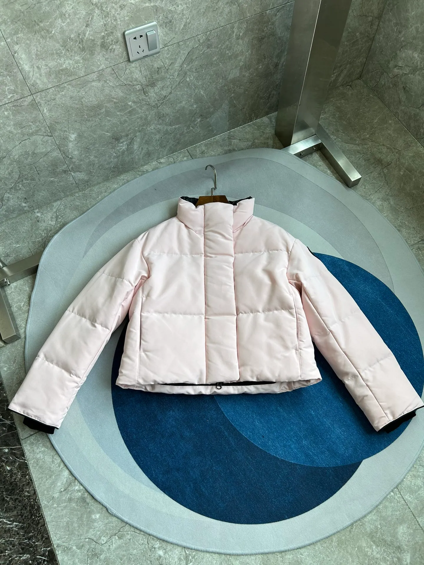 P880 E2266WB Grandview black label short jacket down jacket. Constructed from Arctic Tech recycled fabric®, it features a cinchable hem for sleek styling and storage. Color: Soft pink. Size: XS S M L XL.